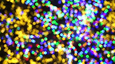 Bir sürü kırmızı, sarı, mavi, yeşil renkli ışık. Işıkları bulanıklaştırmanın etkisi. Noel için Aydınlatma