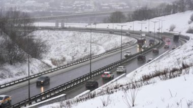 Kar fırtınası. Kışın karlı otoyolda giden arabalar, karlı havada yol trafiği