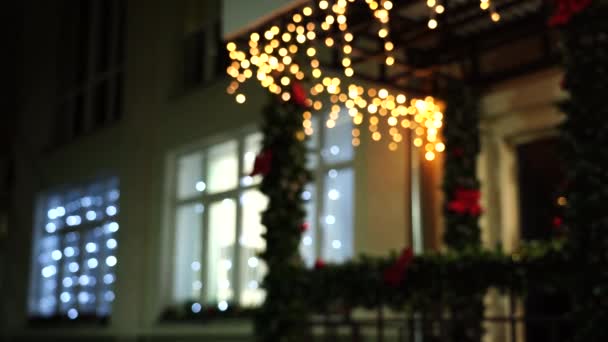 Nad Wejściem Budynku Wiszą Świąteczne Dekoracje Girlandy Balony Lampki Gałązki — Wideo stockowe