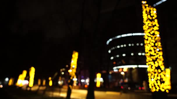 Nyårsbelysning Suddiga Gula Bollar Träd Gatan Torget Väg Och Bilar — Stockvideo