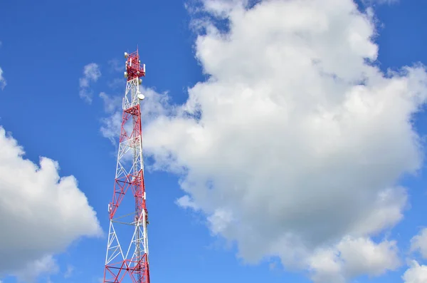 Antenas de telefonía móvil, torres de telecomunicaciones con antenas celulares, transmisores, torres de radio de telecomunicaciones — Foto de Stock