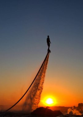 Ukrayna, Rusya 'nın kara haritası ve çatlak bir duvarda asılı duran 15 Sovyetler Birliği cumhuriyeti..