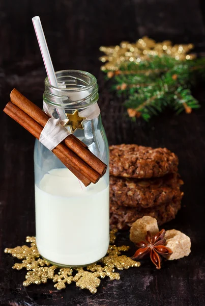 Weihnachtsplätzchen und Milch. — Stockfoto
