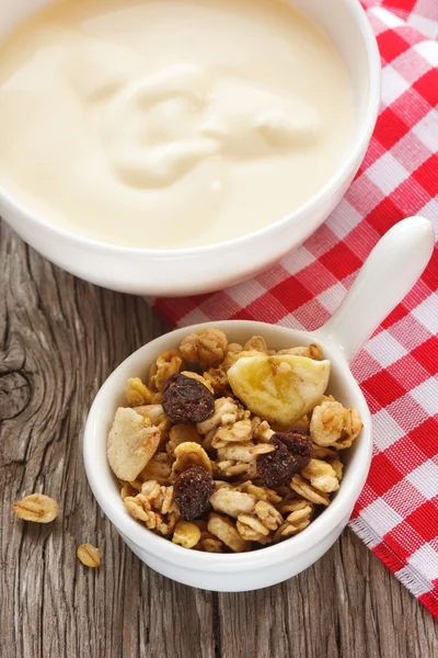 Granola y yogur . — Foto de Stock