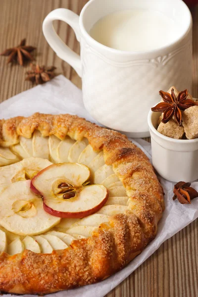 Apple pie and milk. — Stock Photo, Image