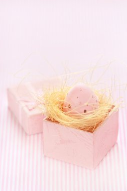 pembe Paskalya yortusu yumurta.