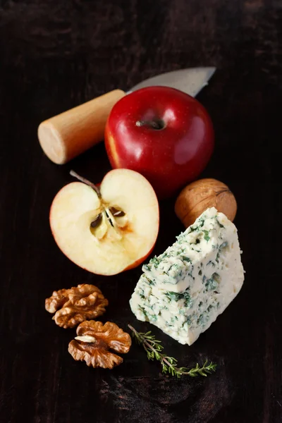 Apple and blue cheese. — Stock Photo, Image