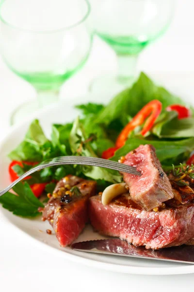 Steak de bœuf grillé et salade . — Photo
