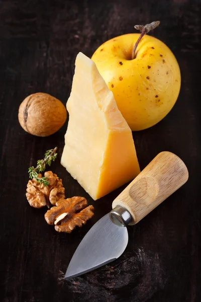 Apfel und Käse. — Stockfoto