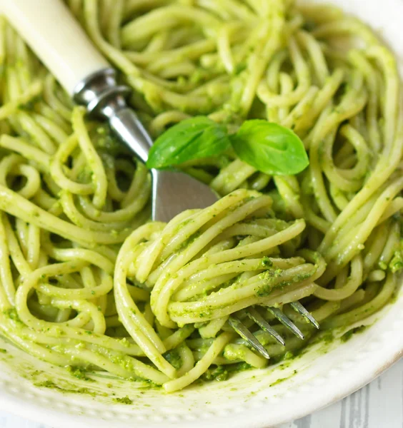 Spaghetti med pesto. — Stockfoto