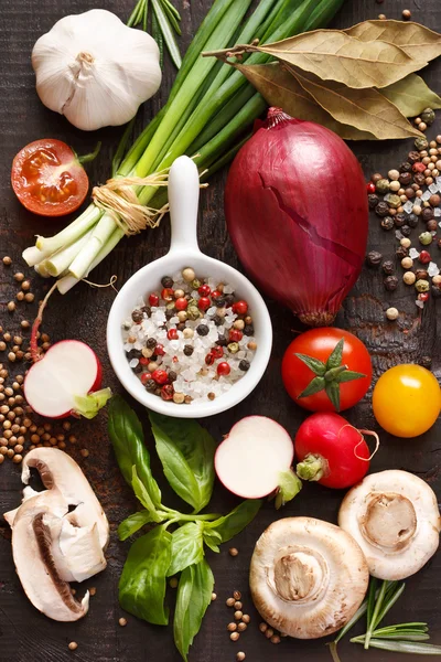 Zöldségek és fűszerek. — Stock Fotó