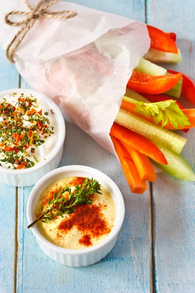 Vegetables and dip. — Stock Photo, Image