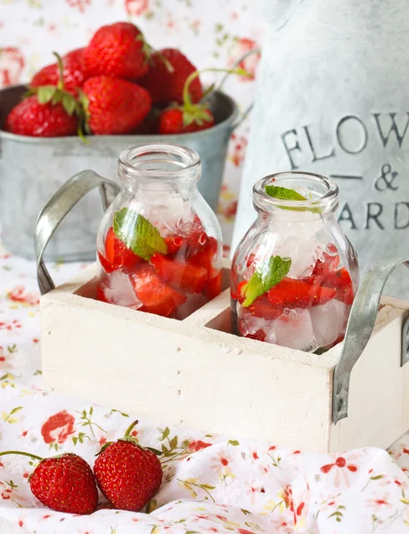 Erdbeere und Eis. — Stockfoto