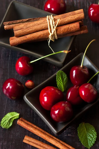 Sweet cherry a skořicí. — Stock fotografie