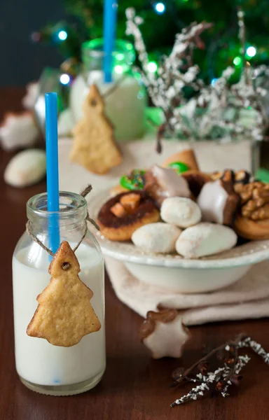 Biscoitos e leite . — Fotografia de Stock