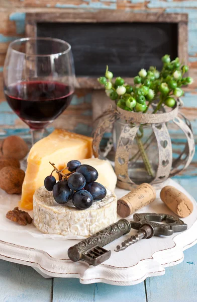 Formaggio e vino. — Foto Stock