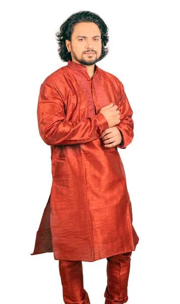 Молодий Індійський Чоловік Червоній Курі Позує Спереду — стокове фото