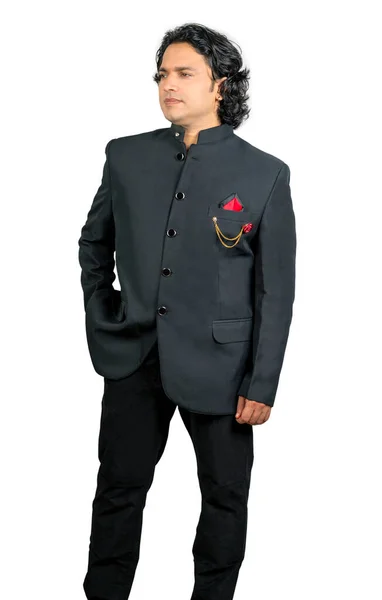 Νεαρός Ινδός Άνδρας Φορώντας Μαύρο Κοστούμι Μπροστά Θέτουν — Φωτογραφία Αρχείου
