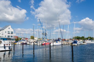 Schleswig, Almanya - 01 Eylül 2021: Holstein şehir limanının görüntüsü (the Schleswig wiger Stadthafen)