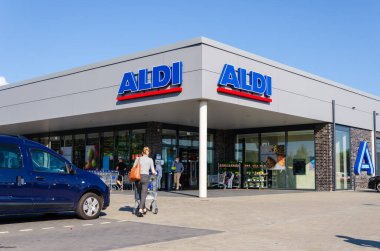 Schleswig, Almanya - 01 Eylül 2021: Aldi (ALDI olarak stilize edilir), 20 ülkede 10.000 'den fazla mağazası olan iki Alman ailesine ait indirimli süpermarket zinciri.