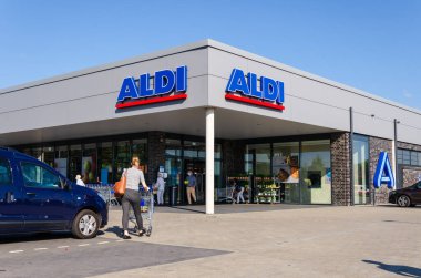 Schleswig, Almanya - 01 Eylül 2021: Aldi (ALDI olarak stilize edilir), 20 ülkede 10.000 'den fazla mağazası olan iki Alman ailesine ait indirimli süpermarket zinciri.