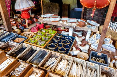 Busdorf, Almanya - 01 Eylül 2021: Viking köyü müzesindeki hediyelik eşya dükkanı Haithabu (Wikinger Museumsdorf Haithabu)