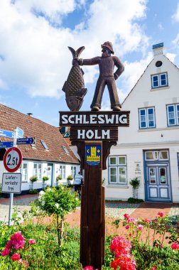 Schleswig, Almanya - 01 Eylül 2021: Holm balıkçı köyündeki tarihi evlere giriş