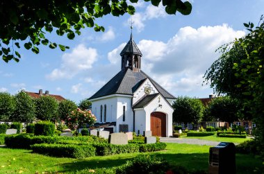 Almanya 'nın kuzeyinde Schleswig, Almanya' nın tarihi balıkçı köyü Holm 'un merkezindeki Chapel Mezarlığı Holm