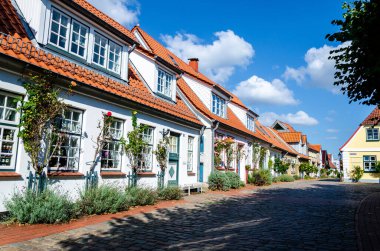 Schleswig, Almanya - 01 Eylül 2021: Almanya 'nın kuzeyinde Holm balıkçı köyündeki tarihi evler