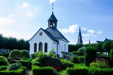 Schleswig, Almanya - 01 Eylül 2021: Almanya 'nın kuzeyinde Schleswig, Almanya' da tarihi balıkçı köyü Holm 'un merkezindeki Chapel Mezarlığı Holm