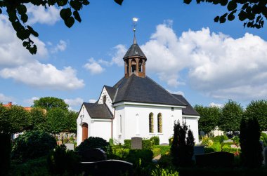 Almanya 'nın kuzeyinde Schleswig, Almanya' nın tarihi balıkçı köyü Holm 'un merkezindeki Chapel Mezarlığı Holm