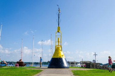 Schleswig, Almanya - 01 Eylül 2021: Schleswig limanında Şamandıra (Hafen Boje)