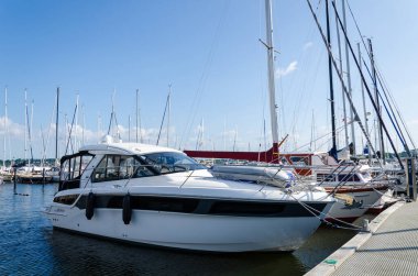 Schleswig, Almanya - 01 Eylül 2021: Schleswig şehir limanında demirlemiş gemiler (the Schleswig wiger Stadthafen)
