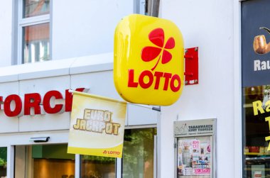 Schleswig, Almanya - 03 Eylül 2021: Lotto ve Euro Jackpot tabelası