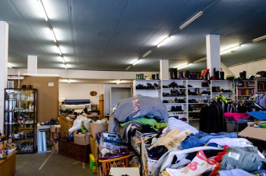 Schleswig, Almanya - 03 Eylül 2021: Kıyafet, mobilya ve diğer şeyler için ikinci el mağazası