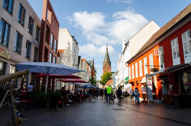 Flensburg, Almanya - 04 Eylül 2021: Sankt Marien veya St. Mary kilisesi olan eski Flensburg sokağı.