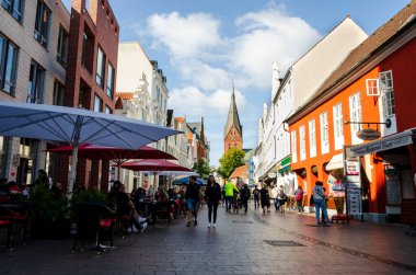 Flensburg, Almanya - 04 Eylül 2021: Sankt Marien veya St. Mary kilisesi olan eski Flensburg sokağı.