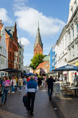 Flensburg, Almanya - 04 Eylül 2021: Sankt Marien veya St. Mary kilisesi olan eski Flensburg sokağı.
