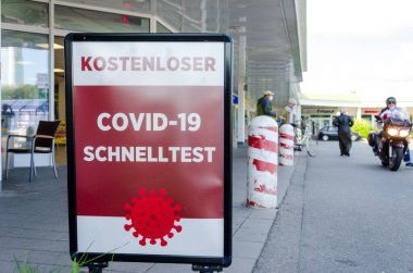 Schleswig, Almanya - Eylül 04, 2021: Ücretsiz COVID-19 hızlı test (Kostenloser COVID-19 schnelltest)