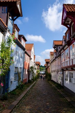 Flensburg, Almanya - 04 Eylül 2021: Oluf-Samson-Gang, Flensburg 'da tarihi bir cadde.