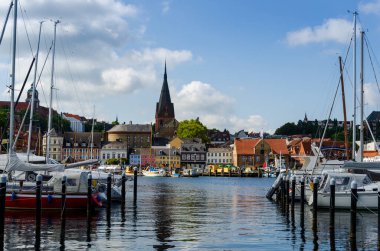 Flensburg, Almanya - 04 Eylül 2021: Batı kıyısındaki liman ve şehir manzarası.