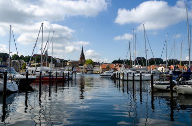 Flensburg, Almanya - 04 Eylül 2021: Batı kıyısındaki liman ve şehir manzarası.