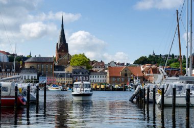 Flensburg, Almanya - 04 Eylül 2021: Batı kıyısındaki liman ve şehir manzarası.