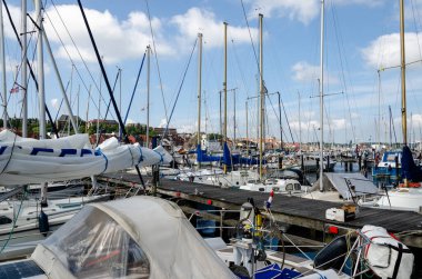 Flensburg, Almanya - 04 Eylül 2021: Tekneler Flensburg limanında demirli