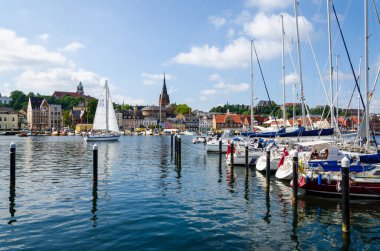 Flensburg, Almanya - 04 Eylül 2021: Batı kıyısındaki liman ve şehir manzarası.