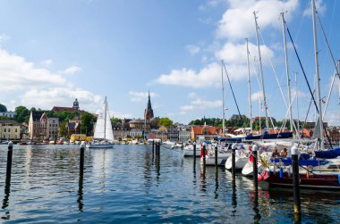 Flensburg, Almanya - 04 Eylül 2021: Batı kıyısındaki liman ve şehir manzarası.