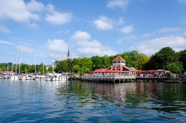 Flensburg, Almanya - 04 Eylül 2021: Liman ve şehir manzarası, doğu kıyısı.