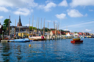 Flensburg, Almanya - 04 Eylül 2021: Batı kıyısındaki liman ve şehir manzarası.