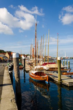 Flensburg, Almanya - 04 Eylül 2021: Tekneler Flensburg limanında demirli