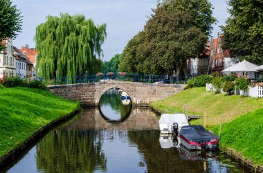 Friedrichstadt, Almanya - 06 Eylül 2021: Mittelburggraben, Friedrichstadt. Friedrichstadt Kanalı üzerindeki tarihi taş köprü